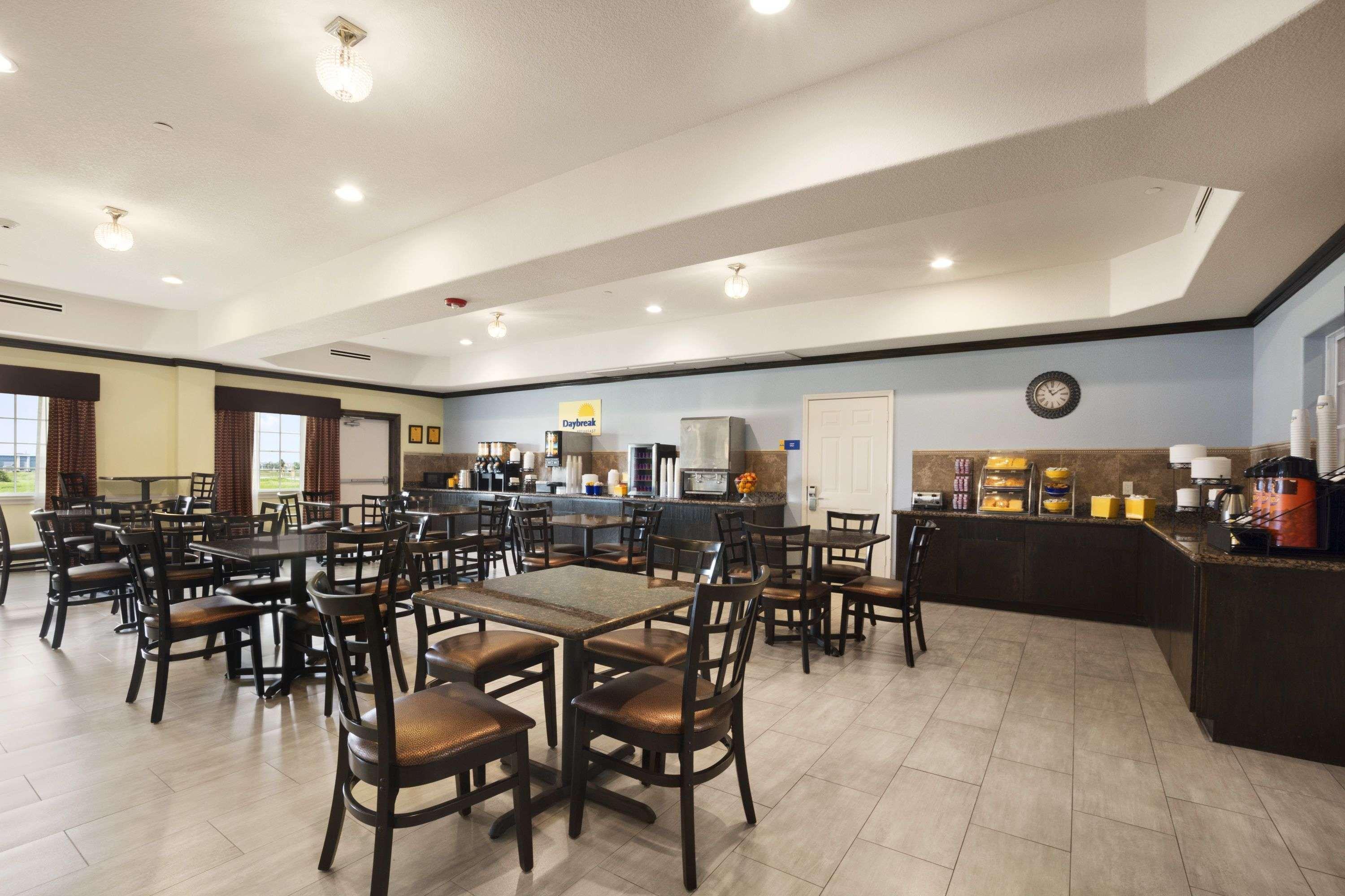 Days Inn & Suites By Wyndham Galveston West/Seawall Экстерьер фото