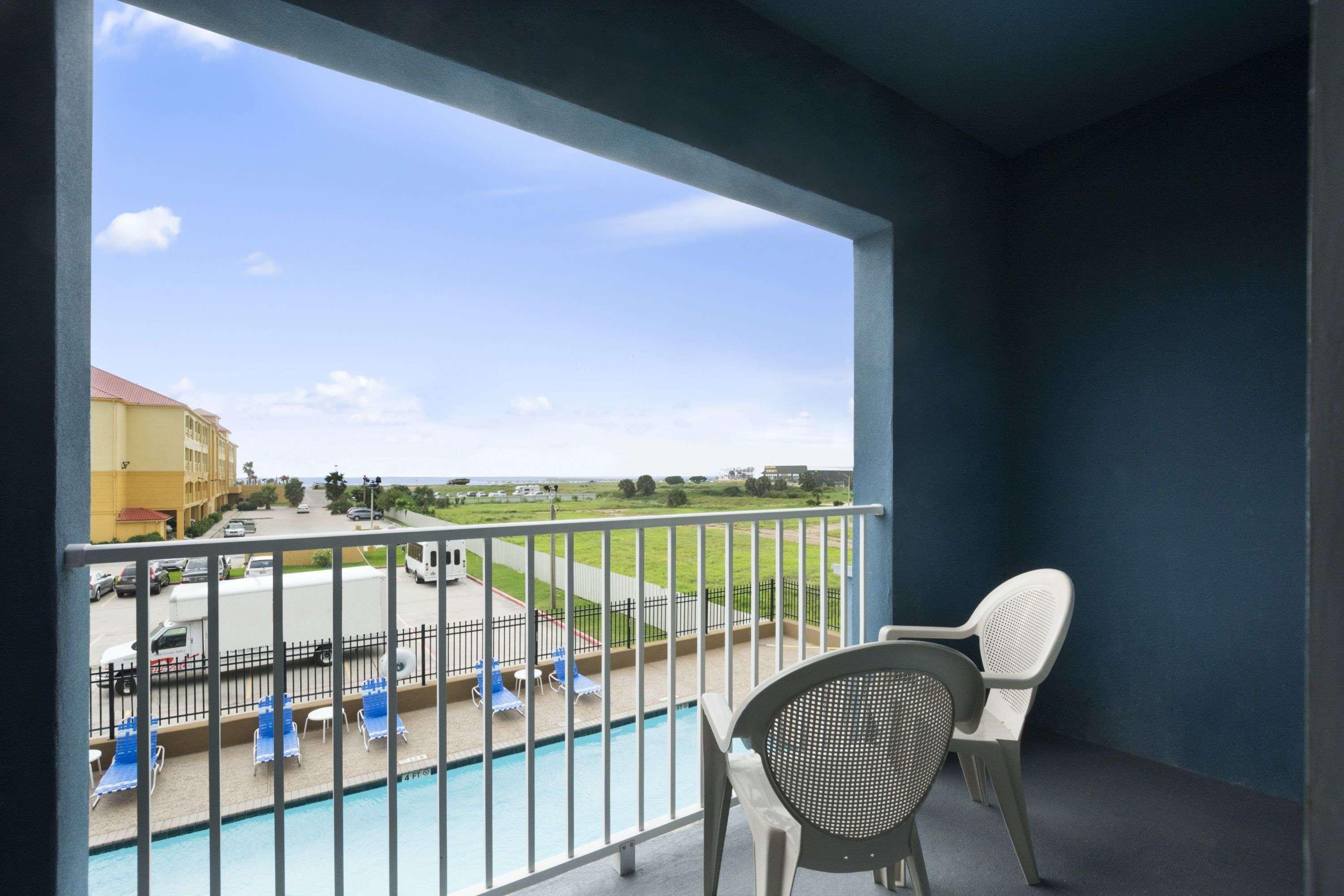 Days Inn & Suites By Wyndham Galveston West/Seawall Экстерьер фото