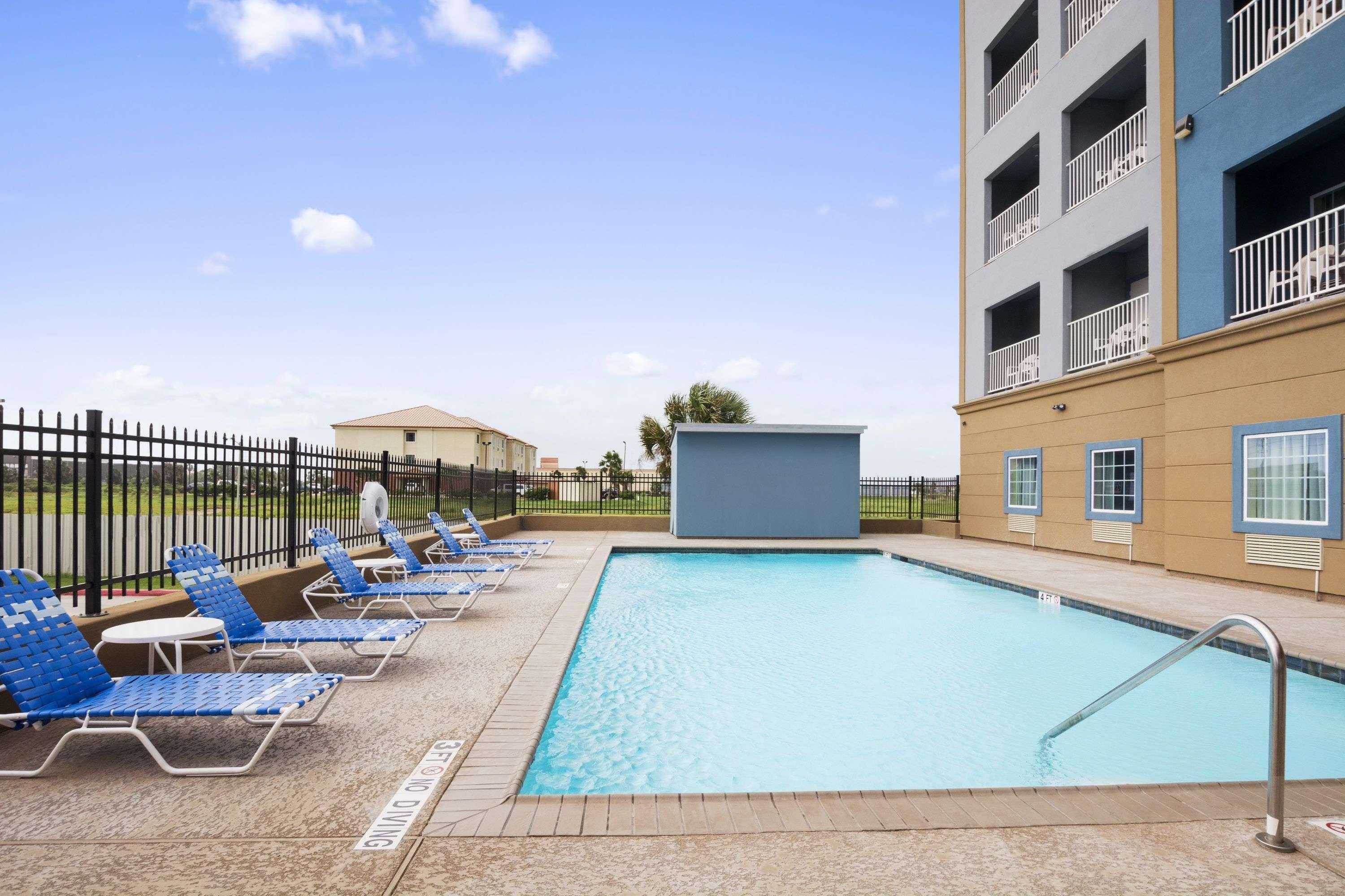 Days Inn & Suites By Wyndham Galveston West/Seawall Экстерьер фото