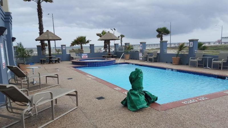 Days Inn & Suites By Wyndham Galveston West/Seawall Экстерьер фото